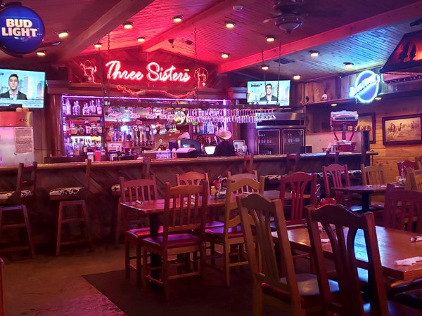 Restaurant Three Sisters Tavern and Grill